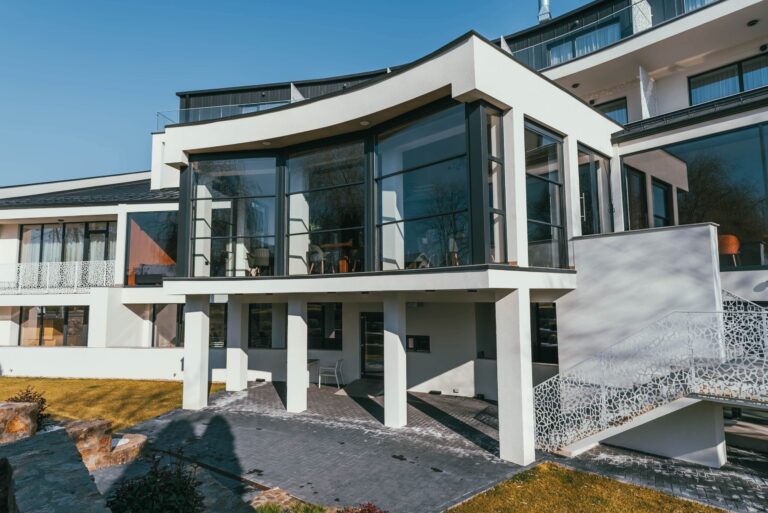 RETRACTABLE PERGOLA WITH ALUMINUM SLATS